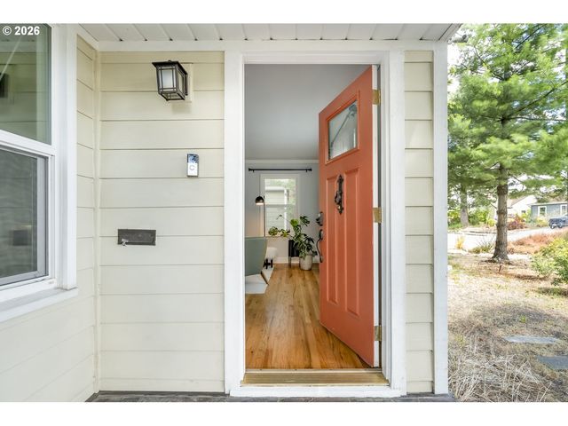 9251 Se SALMON St, Portland, OR 97216