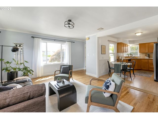 9251 Se SALMON St, Portland, OR 97216