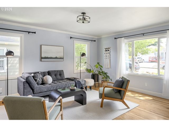 9251 Se SALMON St, Portland, OR 97216