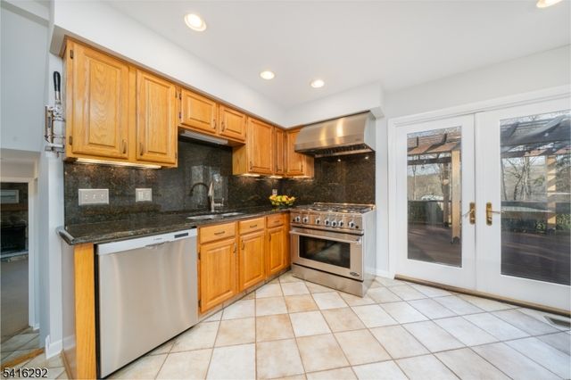 32 Deerfield Rd, Mendham Boro, NJ 07945