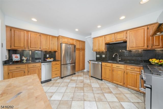 32 Deerfield Rd, Mendham Boro, NJ 07945