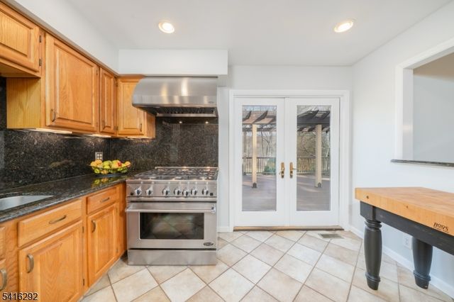 32 Deerfield Rd, Mendham Boro, NJ 07945