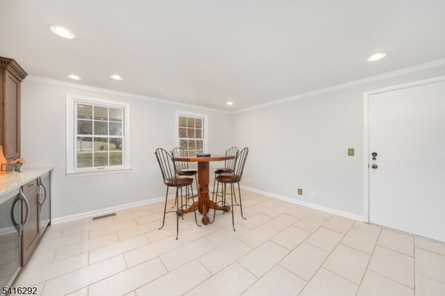 32 Deerfield Rd, Mendham Boro, NJ 07945