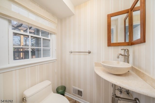 32 Deerfield Rd, Mendham Boro, NJ 07945