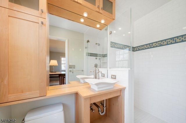 32 Deerfield Rd, Mendham Boro, NJ 07945