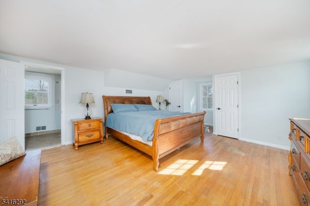 32 Deerfield Rd, Mendham Boro, NJ 07945