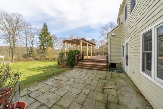 32 Deerfield Rd, Mendham Boro, NJ 07945