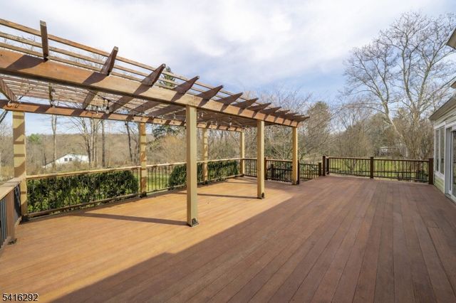 32 Deerfield Rd, Mendham Boro, NJ 07945