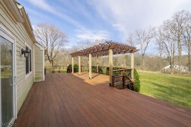 32 Deerfield Rd, Mendham Boro, NJ 07945