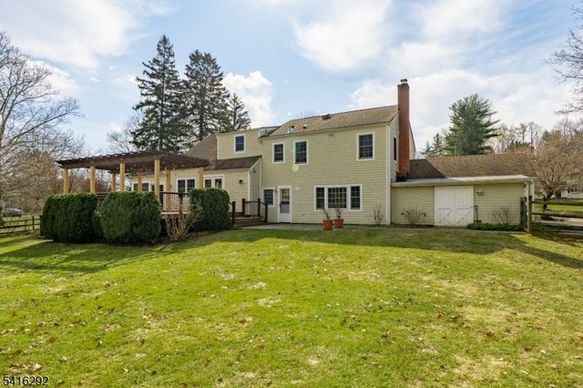 32 Deerfield Rd, Mendham Boro, NJ 07945