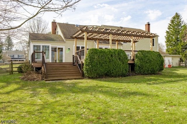 32 Deerfield Rd, Mendham Boro, NJ 07945