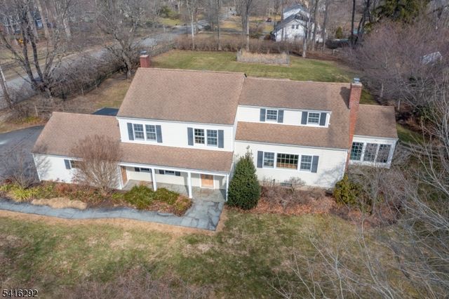 32 Deerfield Rd, Mendham Boro, NJ 07945
