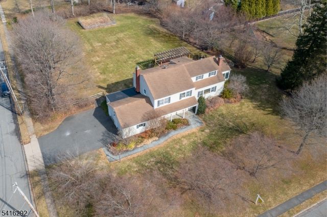 32 Deerfield Rd, Mendham Boro, NJ 07945