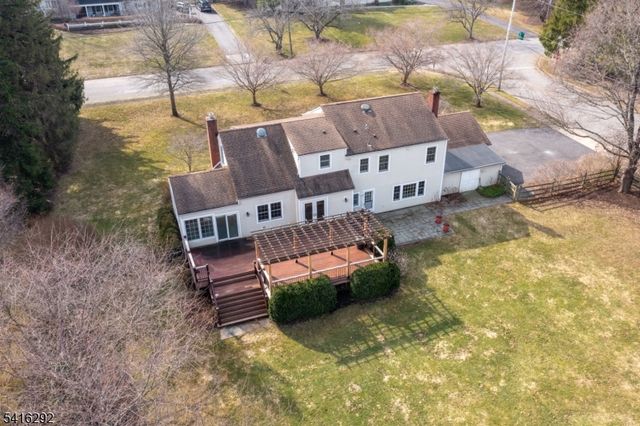 32 Deerfield Rd, Mendham Boro, NJ 07945