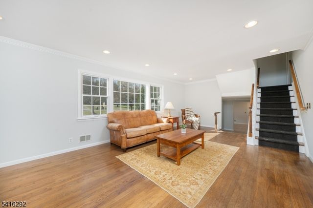 32 Deerfield Rd, Mendham Boro, NJ 07945