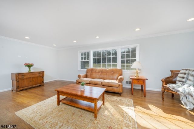 32 Deerfield Rd, Mendham Boro, NJ 07945