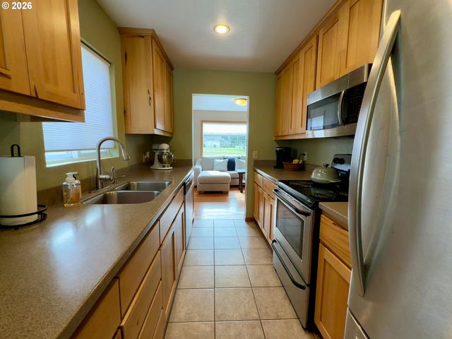 945 2ND St, Bandon, OR 97411