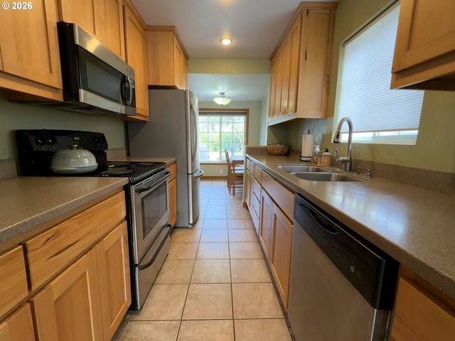 945 2ND St, Bandon, OR 97411