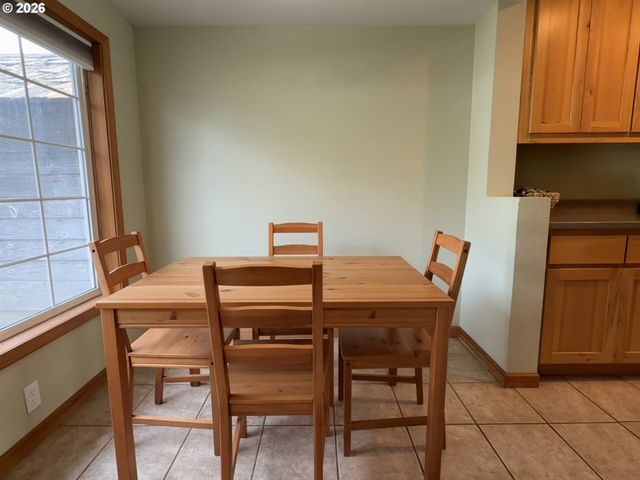 945 2ND St, Bandon, OR 97411