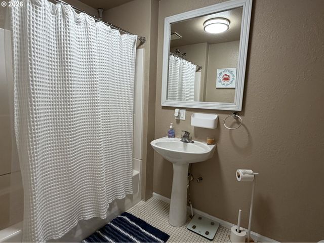 945 2ND St, Bandon, OR 97411