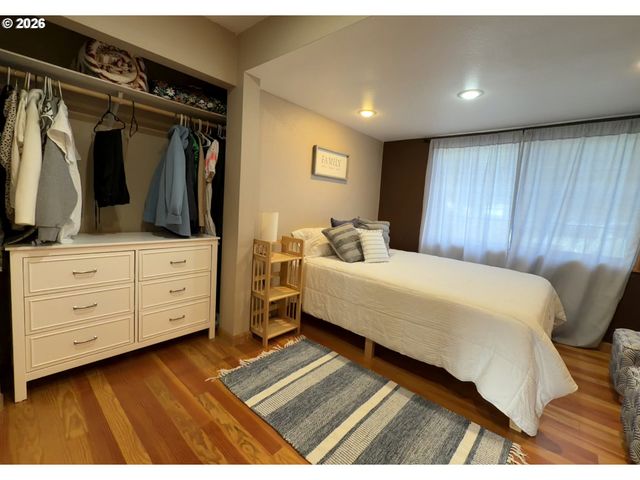 945 2ND St, Bandon, OR 97411