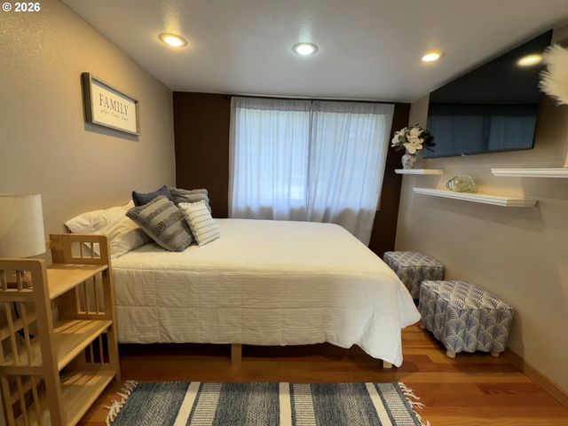 945 2ND St, Bandon, OR 97411