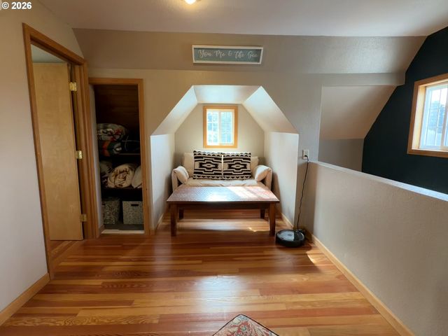 945 2ND St, Bandon, OR 97411