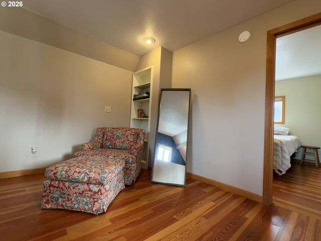 945 2ND St, Bandon, OR 97411