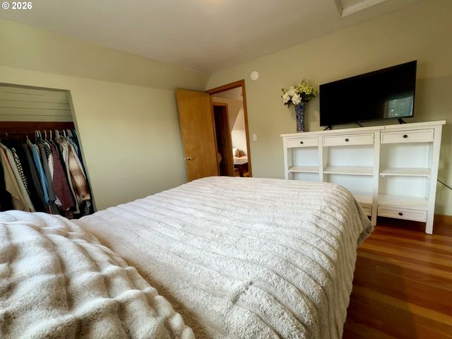 945 2ND St, Bandon, OR 97411