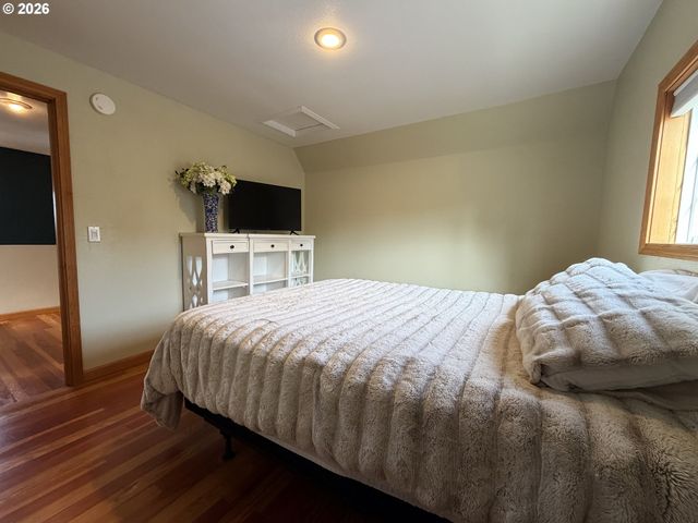 945 2ND St, Bandon, OR 97411