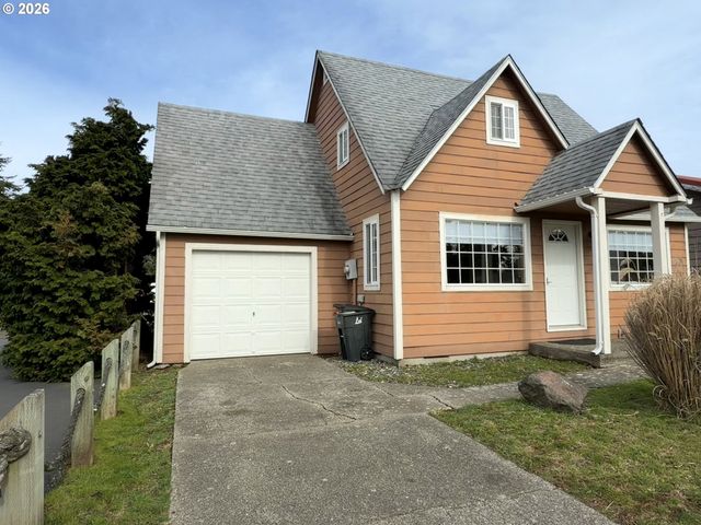 945 2ND St, Bandon, OR 97411