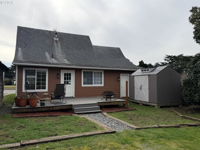 945 2ND St, Bandon, OR 97411