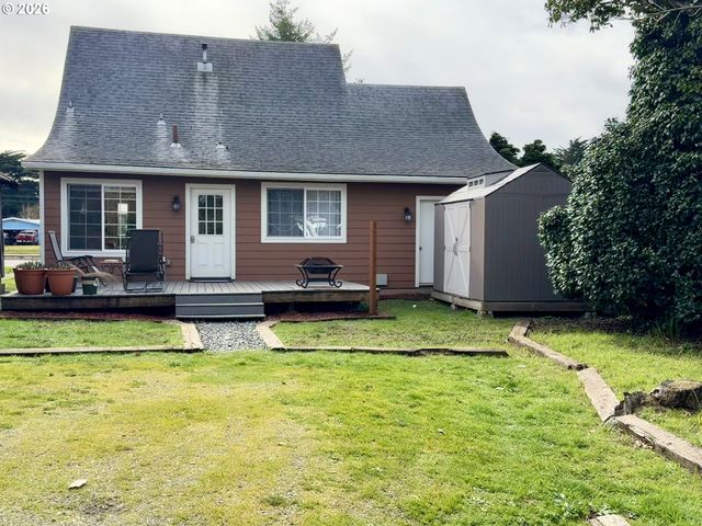 945 2ND St, Bandon, OR 97411