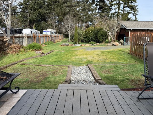 945 2ND St, Bandon, OR 97411