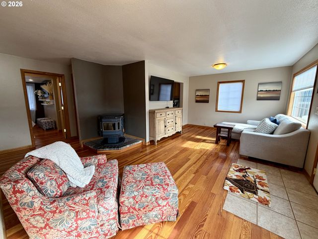 945 2ND St, Bandon, OR 97411