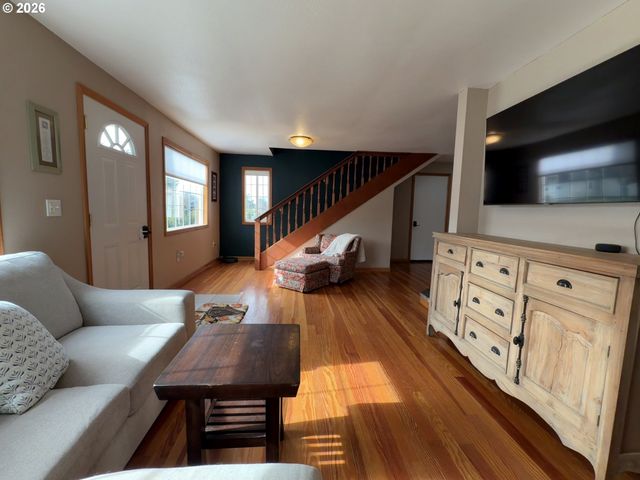 945 2ND St, Bandon, OR 97411