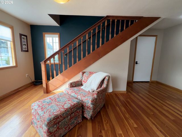 945 2ND St, Bandon, OR 97411