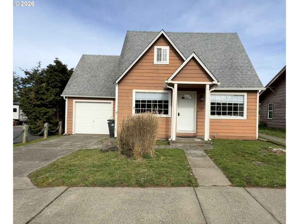 945 2ND St, Bandon, OR 97411