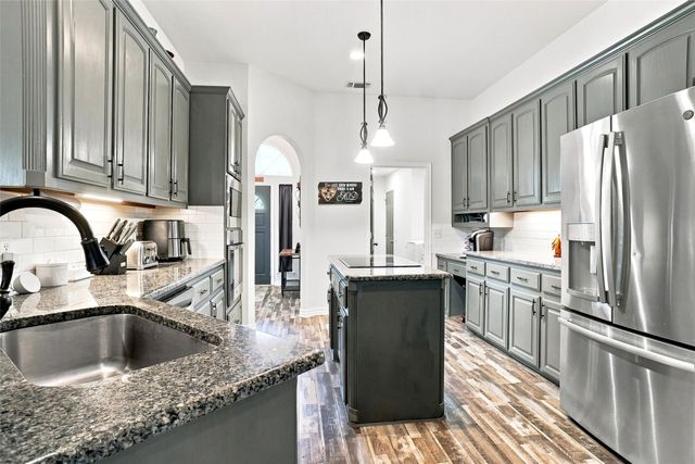 118 Golfers Way, Azle, TX 76020