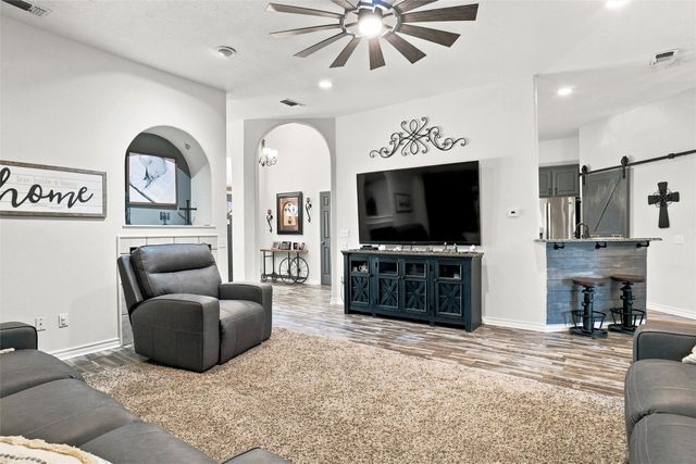 118 Golfers Way, Azle, TX 76020