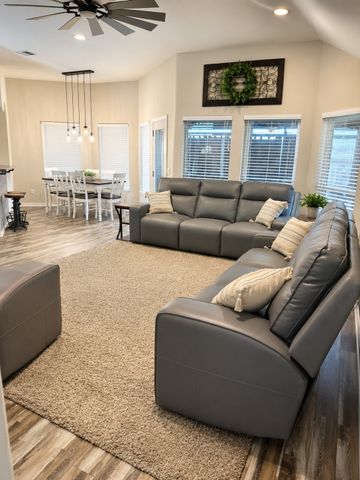 118 Golfers Way, Azle, TX 76020
