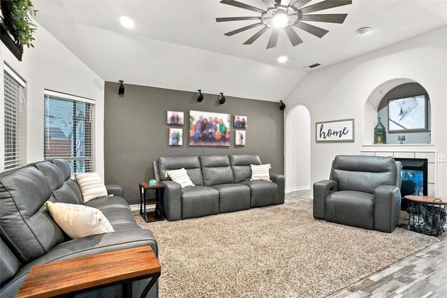 118 Golfers Way, Azle, TX 76020