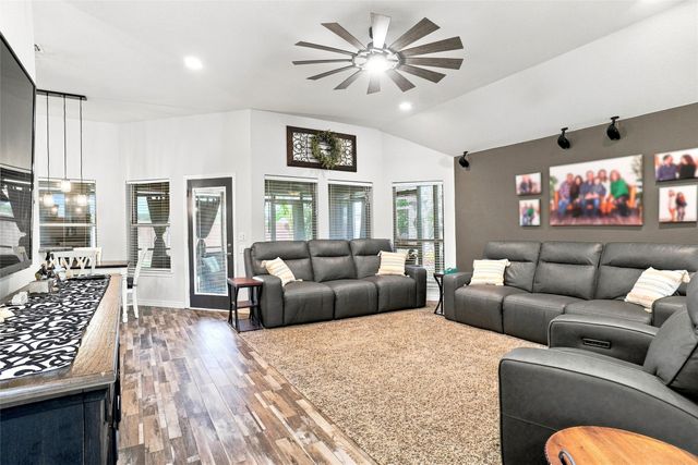 118 Golfers Way, Azle, TX 76020