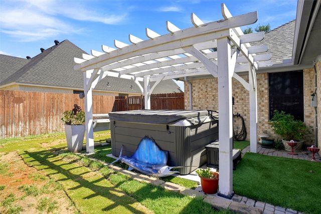 118 Golfers Way, Azle, TX 76020