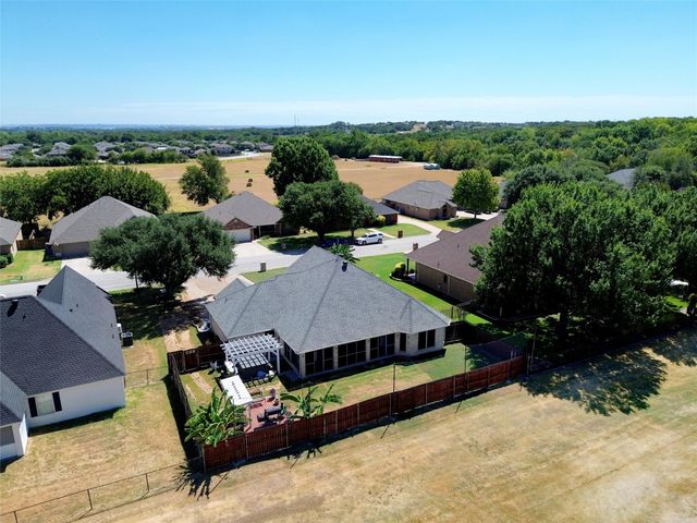 118 Golfers Way, Azle, TX 76020