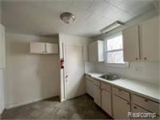 8074 Plainview Avenue, Detroit, MI 48228