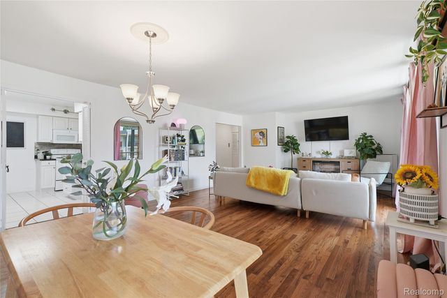 4041 W Maple Road E203, Bloomfield Hills, MI 48301