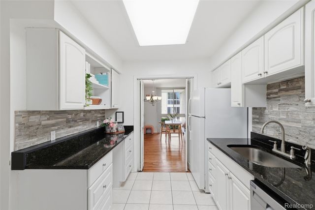 4041 W Maple Road E203, Bloomfield Hills, MI 48301