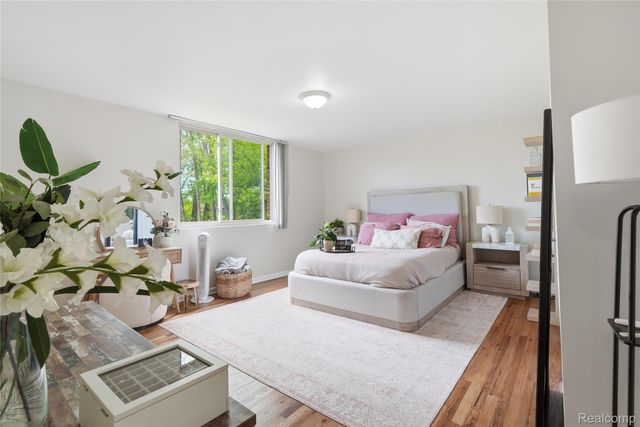 4041 W Maple Road E203, Bloomfield Hills, MI 48301