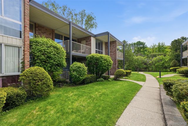 4041 W Maple Road E203, Bloomfield Hills, MI 48301
